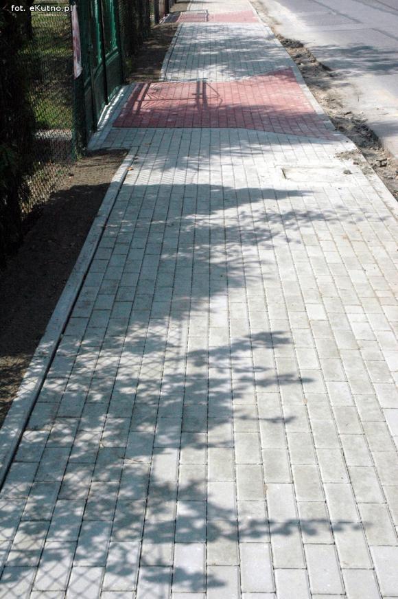 Czytelnicy piszą: Inwestycje po kutnowsku. Nowy chodnik z drzewem