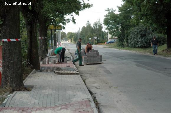 Czytelnicy piszą: Inwestycje po kutnowsku. Nowy chodnik z drzewem