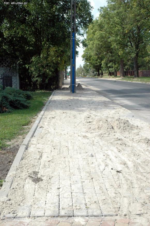 Czytelnicy piszą: Inwestycje po kutnowsku. Nowy chodnik z drzewem