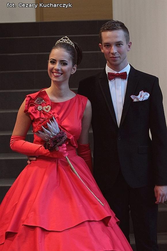 Początek Święta Róży na scenie w centrum Kutna