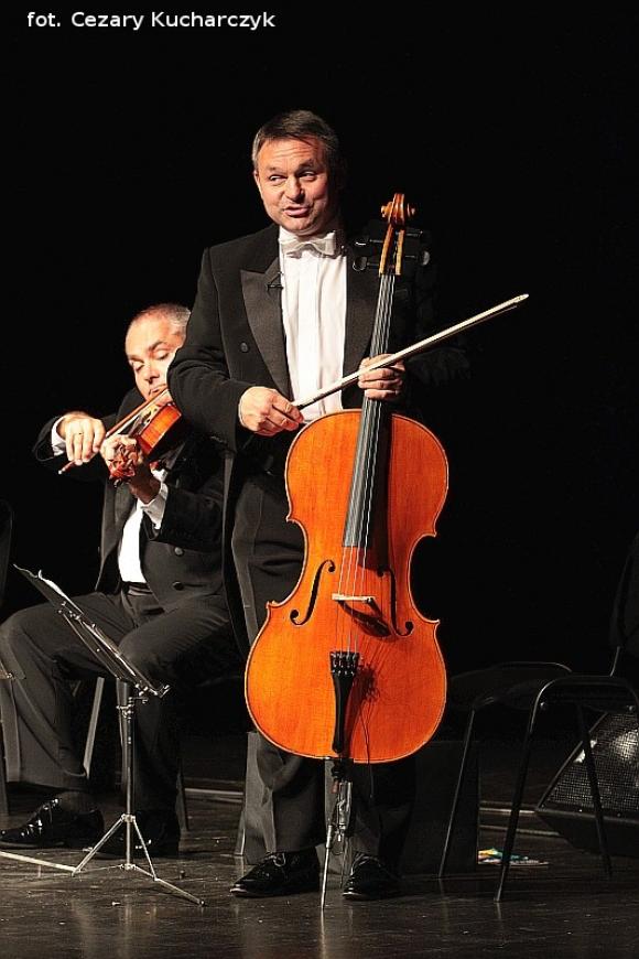 Początek Święta Róży na scenie w centrum Kutna