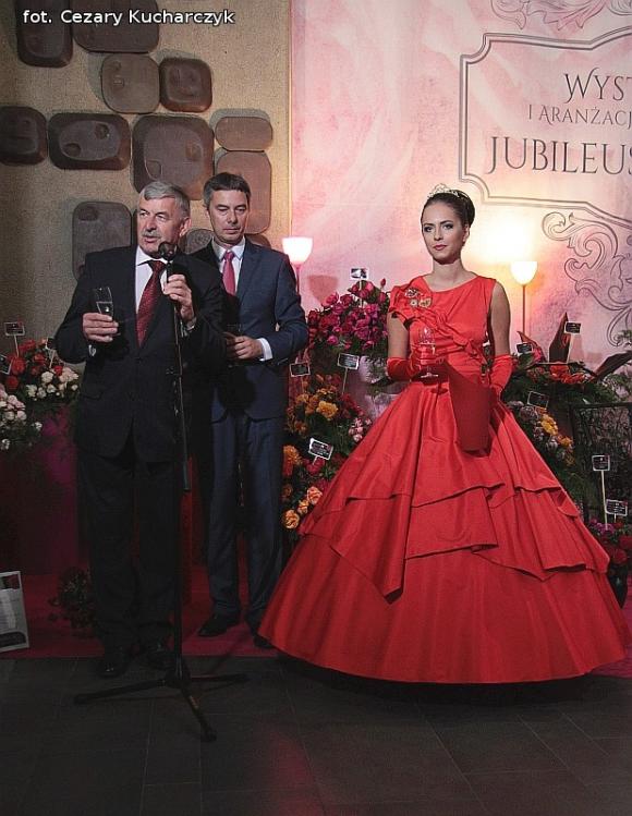 Początek Święta Róży na scenie w centrum Kutna