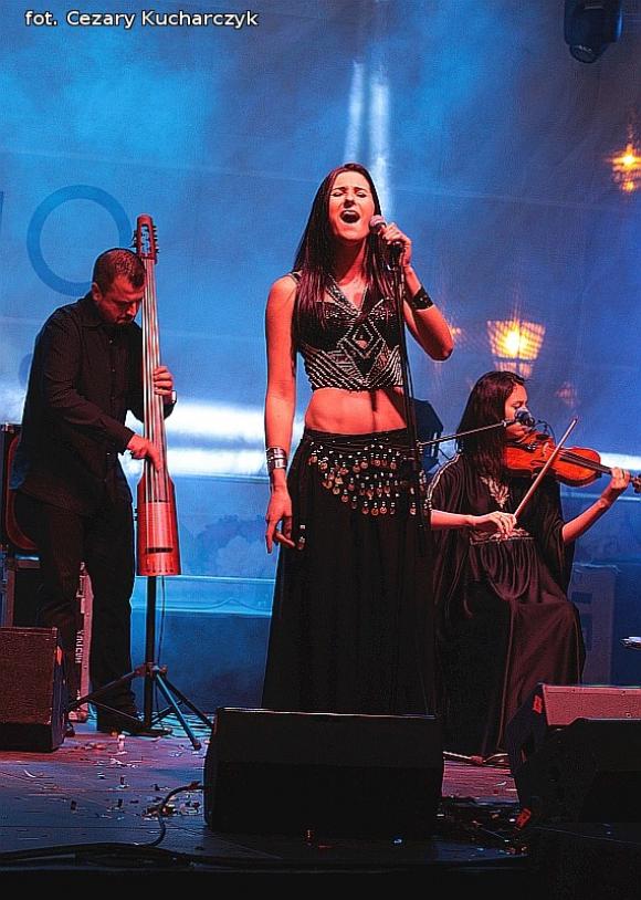 Początek Święta Róży na scenie w centrum Kutna