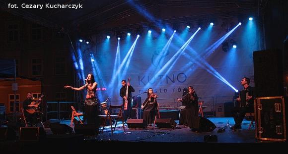 Początek Święta Róży na scenie w centrum Kutna