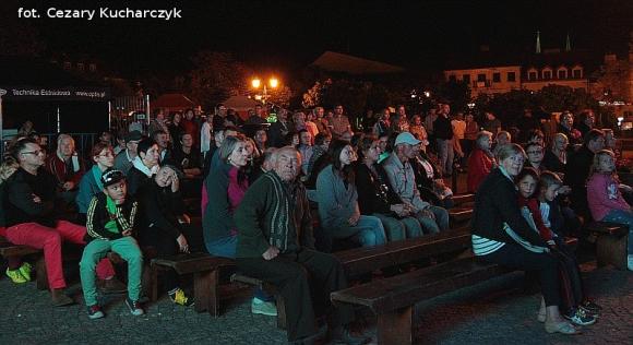 Początek Święta Róży na scenie w centrum Kutna