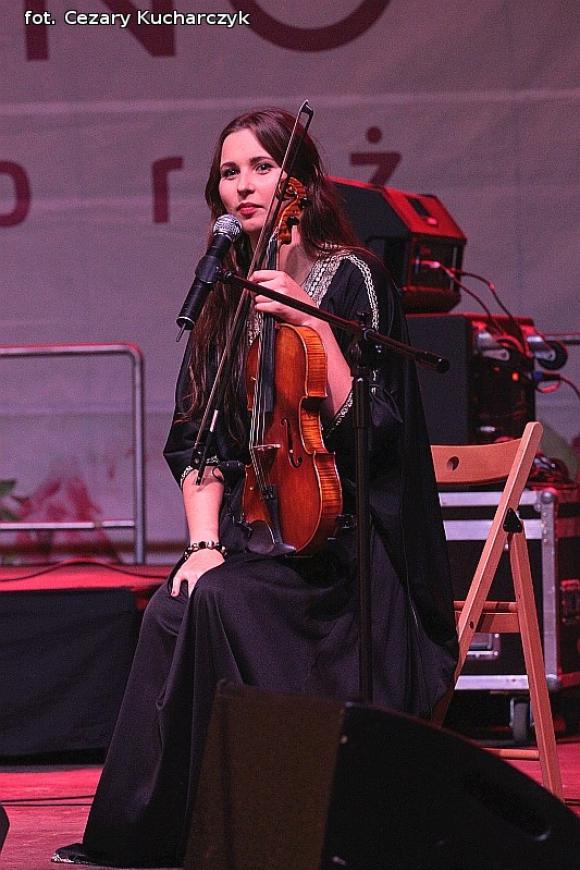 Początek Święta Róży na scenie w centrum Kutna