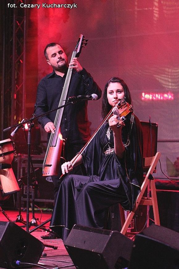 Początek Święta Róży na scenie w centrum Kutna