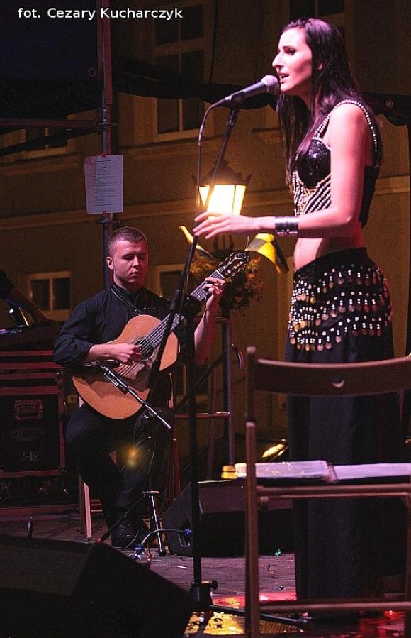 Początek Święta Róży na scenie w centrum Kutna