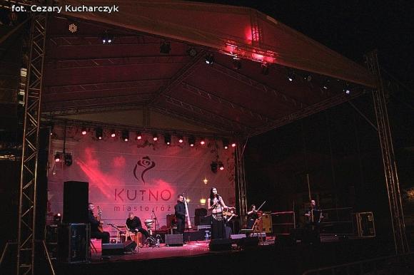 Początek Święta Róży na scenie w centrum Kutna