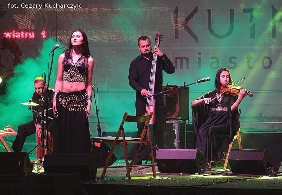 Początek Święta Róży na scenie w centrum Kutna