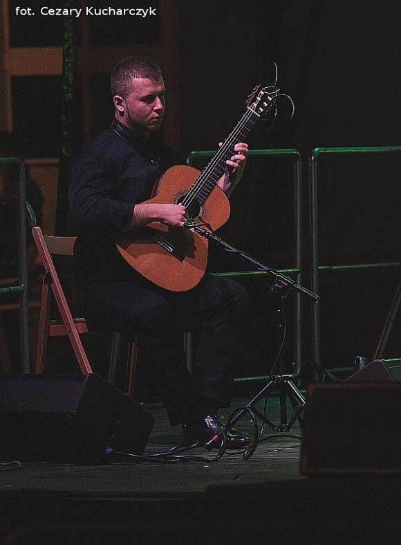 Początek Święta Róży na scenie w centrum Kutna