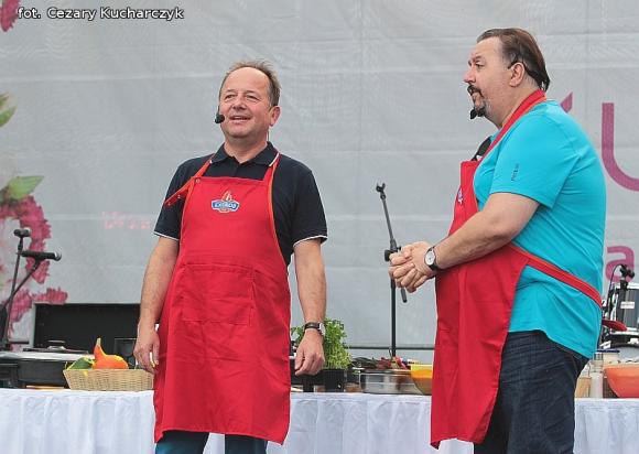 Dla smaku kurczak koronacyjny i gęsie szyjki, dla ucha męskie głosy Avocado