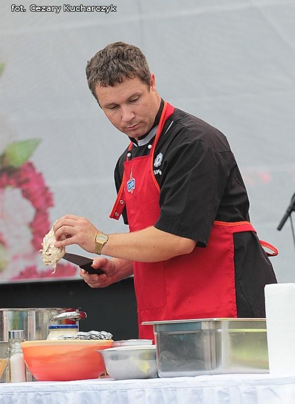 Dla smaku kurczak koronacyjny i gęsie szyjki, dla ucha męskie głosy Avocado