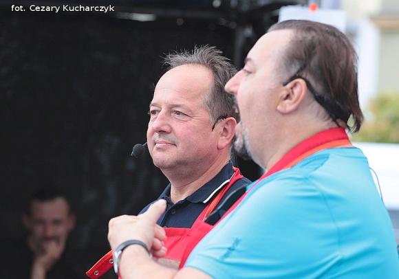 Dla smaku kurczak koronacyjny i gęsie szyjki, dla ucha męskie głosy Avocado