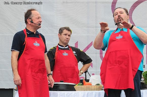 Dla smaku kurczak koronacyjny i gęsie szyjki, dla ucha męskie głosy Avocado