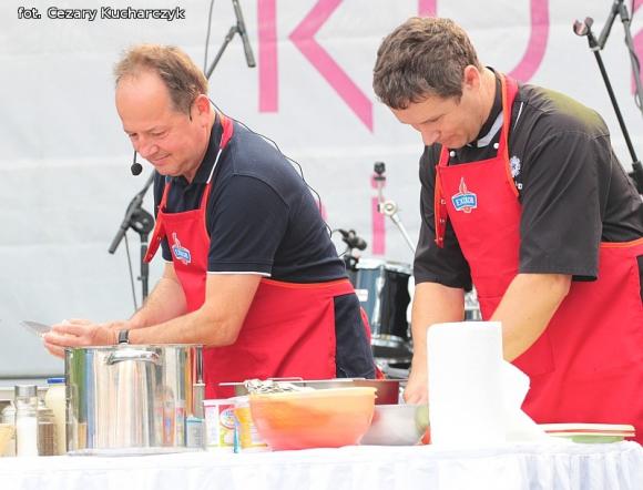 Dla smaku kurczak koronacyjny i gęsie szyjki, dla ucha męskie głosy Avocado