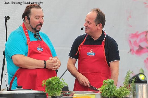 Dla smaku kurczak koronacyjny i gęsie szyjki, dla ucha męskie głosy Avocado