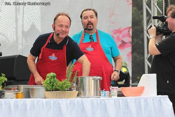 Dla smaku kurczak koronacyjny i gęsie szyjki, dla ucha męskie głosy Avocado