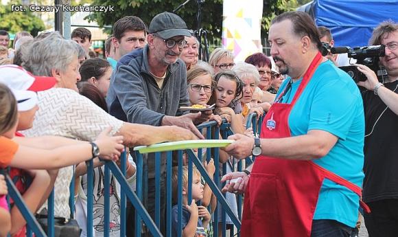 Dla smaku kurczak koronacyjny i gęsie szyjki, dla ucha męskie głosy Avocado