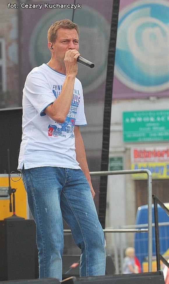 Dla smaku kurczak koronacyjny i gęsie szyjki, dla ucha męskie głosy Avocado