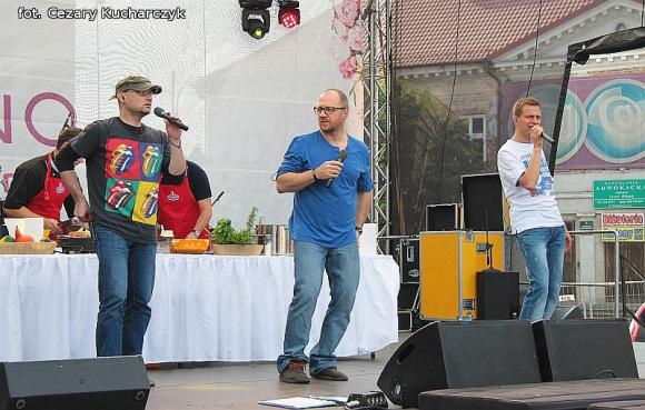 Dla smaku kurczak koronacyjny i gęsie szyjki, dla ucha męskie głosy Avocado