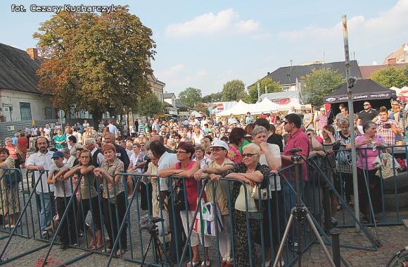 Dla smaku kurczak koronacyjny i gęsie szyjki, dla ucha męskie głosy Avocado