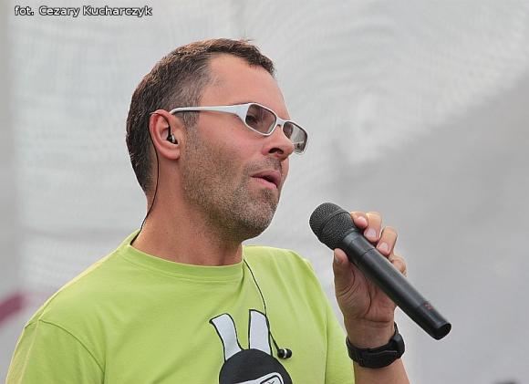 Dla smaku kurczak koronacyjny i gęsie szyjki, dla ucha męskie głosy Avocado