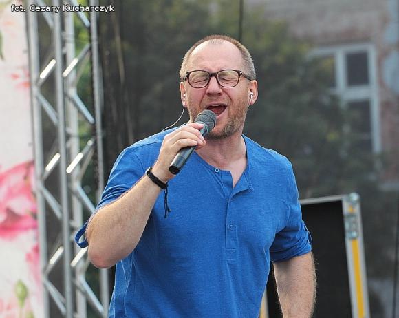 Dla smaku kurczak koronacyjny i gęsie szyjki, dla ucha męskie głosy Avocado