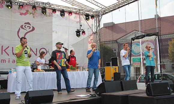 Dla smaku kurczak koronacyjny i gęsie szyjki, dla ucha męskie głosy Avocado