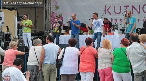 Dla smaku kurczak koronacyjny i gęsie szyjki, dla ucha męskie głosy Avocado