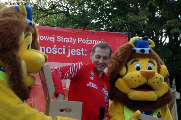 Zbigniew Bródka nagradzał kutnian w akcji Bezpieczny Dom