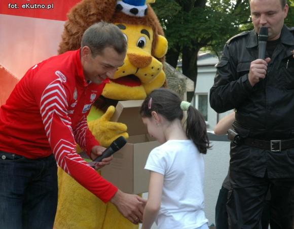 Zbigniew Bródka nagradzał kutnian w akcji Bezpieczny Dom