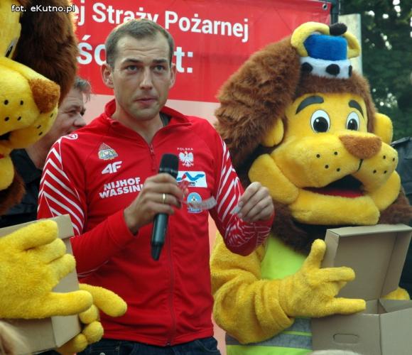 Zbigniew Bródka nagradzał kutnian w akcji Bezpieczny Dom