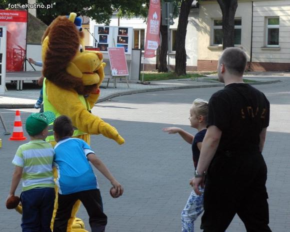 Zbigniew Bródka nagradzał kutnian w akcji Bezpieczny Dom