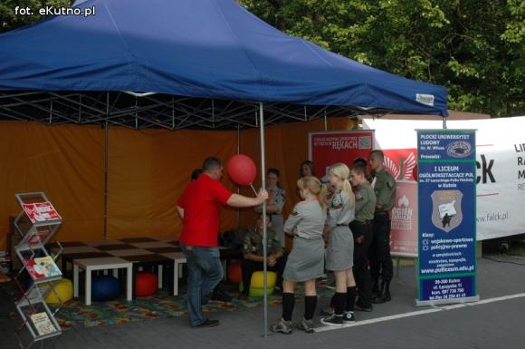 Zbigniew Bródka nagradzał kutnian w akcji Bezpieczny Dom
