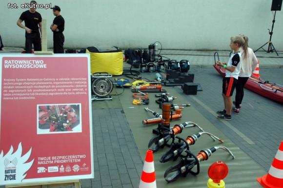 Zbigniew Bródka nagradzał kutnian w akcji Bezpieczny Dom