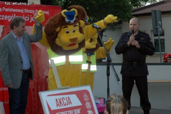 Zbigniew Bródka nagradzał kutnian w akcji Bezpieczny Dom