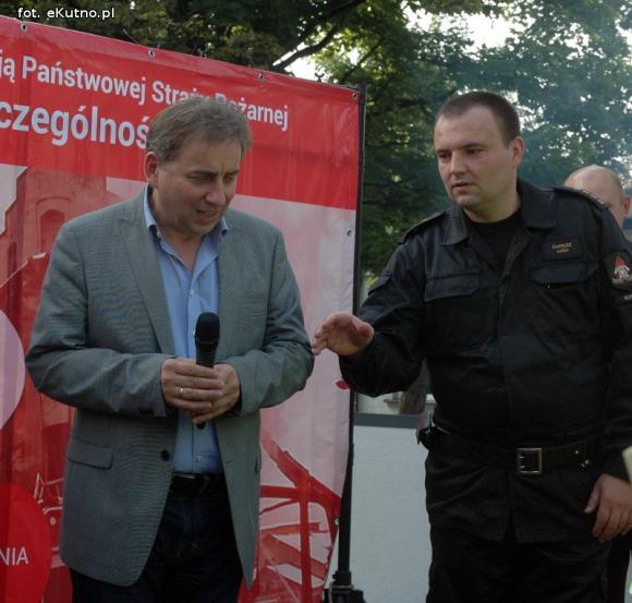 Zbigniew Bródka nagradzał kutnian w akcji Bezpieczny Dom