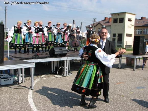  Festyn rodzinny i przegląd folklorystyczny w Krośniewicach