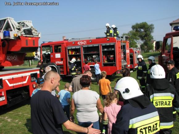  Festyn rodzinny i przegląd folklorystyczny w Krośniewicach