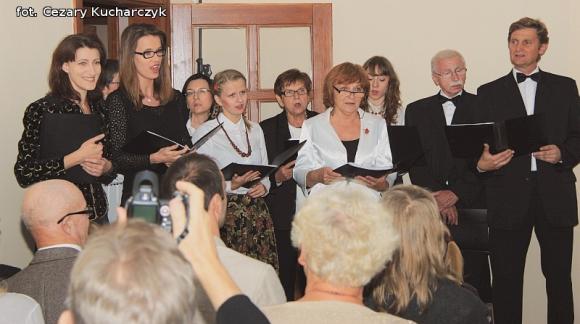 Rozśpiewany Dworek Modrzewiowy z miłością w tle