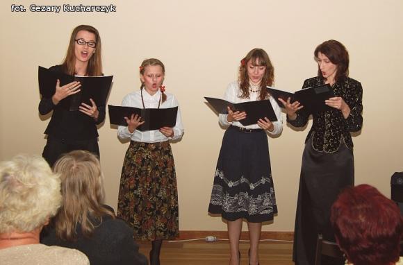 Rozśpiewany Dworek Modrzewiowy z miłością w tle