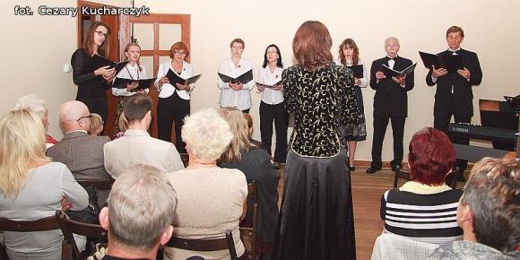 Rozśpiewany Dworek Modrzewiowy z miłością w tle