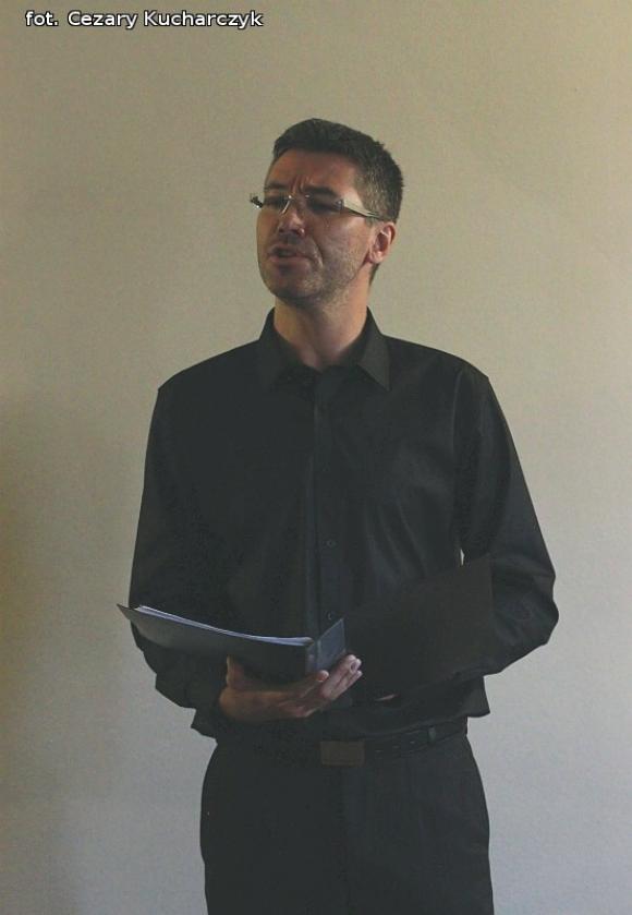 Rozśpiewany Dworek Modrzewiowy z miłością w tle