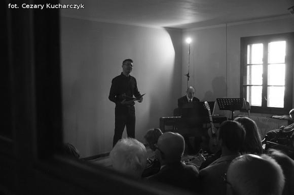 Rozśpiewany Dworek Modrzewiowy z miłością w tle