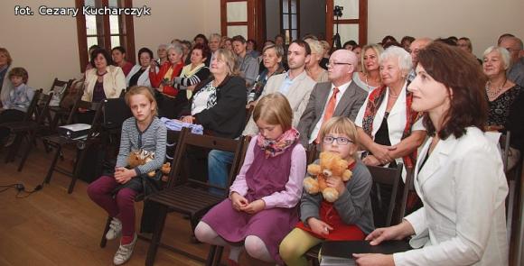 Rozśpiewany Dworek Modrzewiowy z miłością w tle