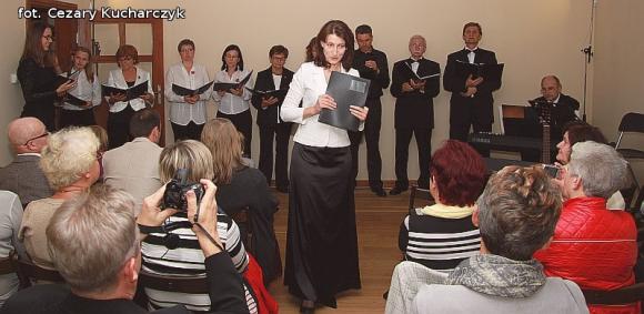 Rozśpiewany Dworek Modrzewiowy z miłością w tle