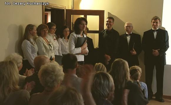 Rozśpiewany Dworek Modrzewiowy z miłością w tle