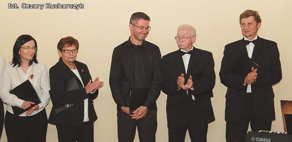 Rozśpiewany Dworek Modrzewiowy z miłością w tle