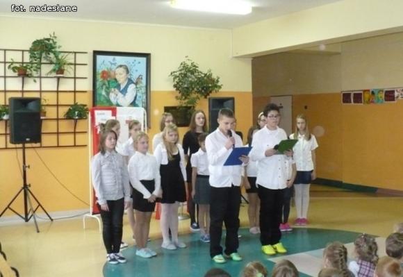 Koncert Pieśni Patriotycznej w Szkole Podstawowej im. Marii Kownackiej w Grabowie